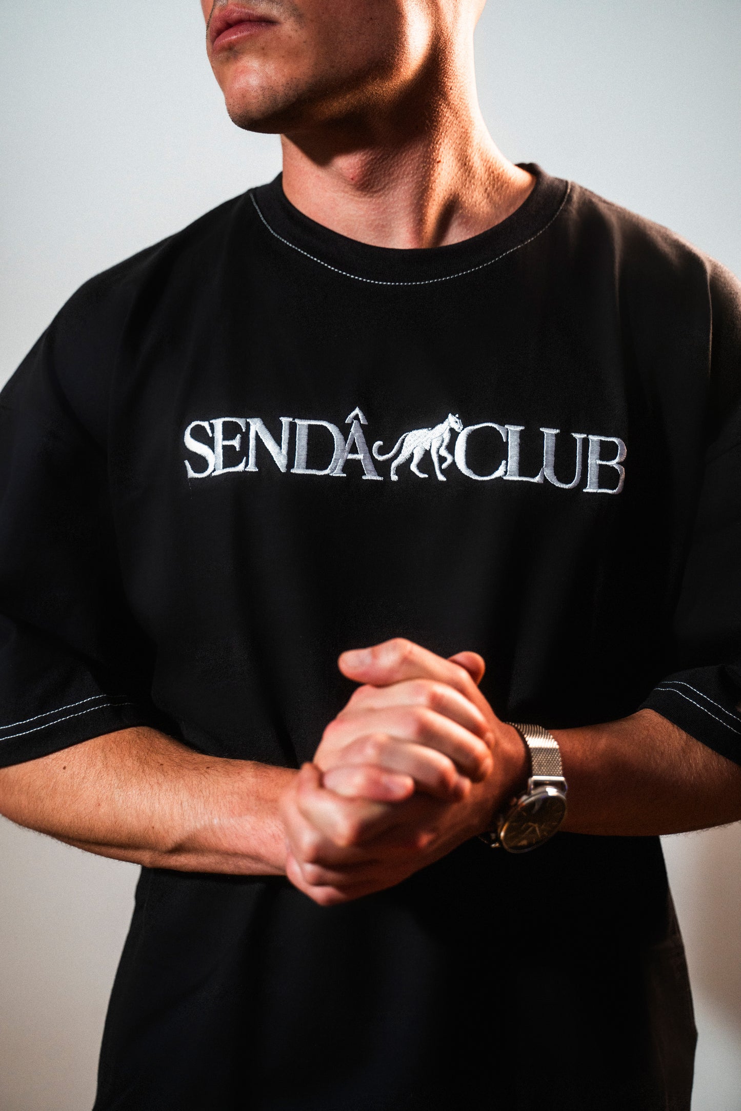 Camiseta DROP 001  — CUELLO NEGRO