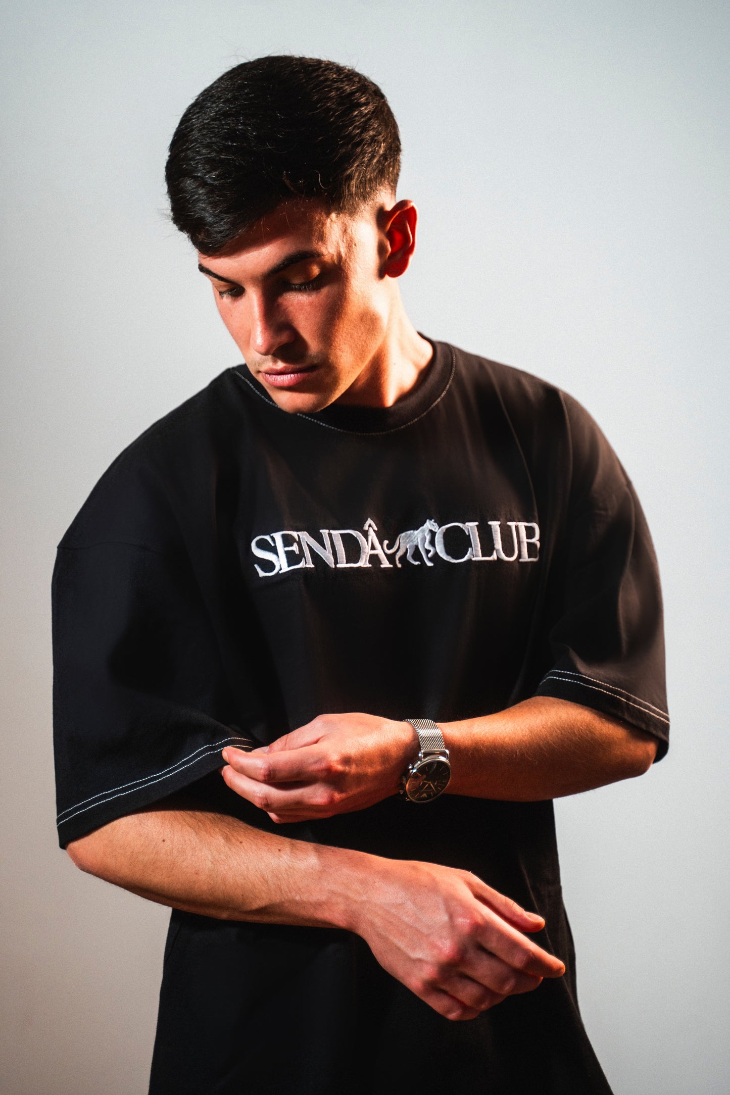 Camiseta DROP 001  — CUELLO NEGRO