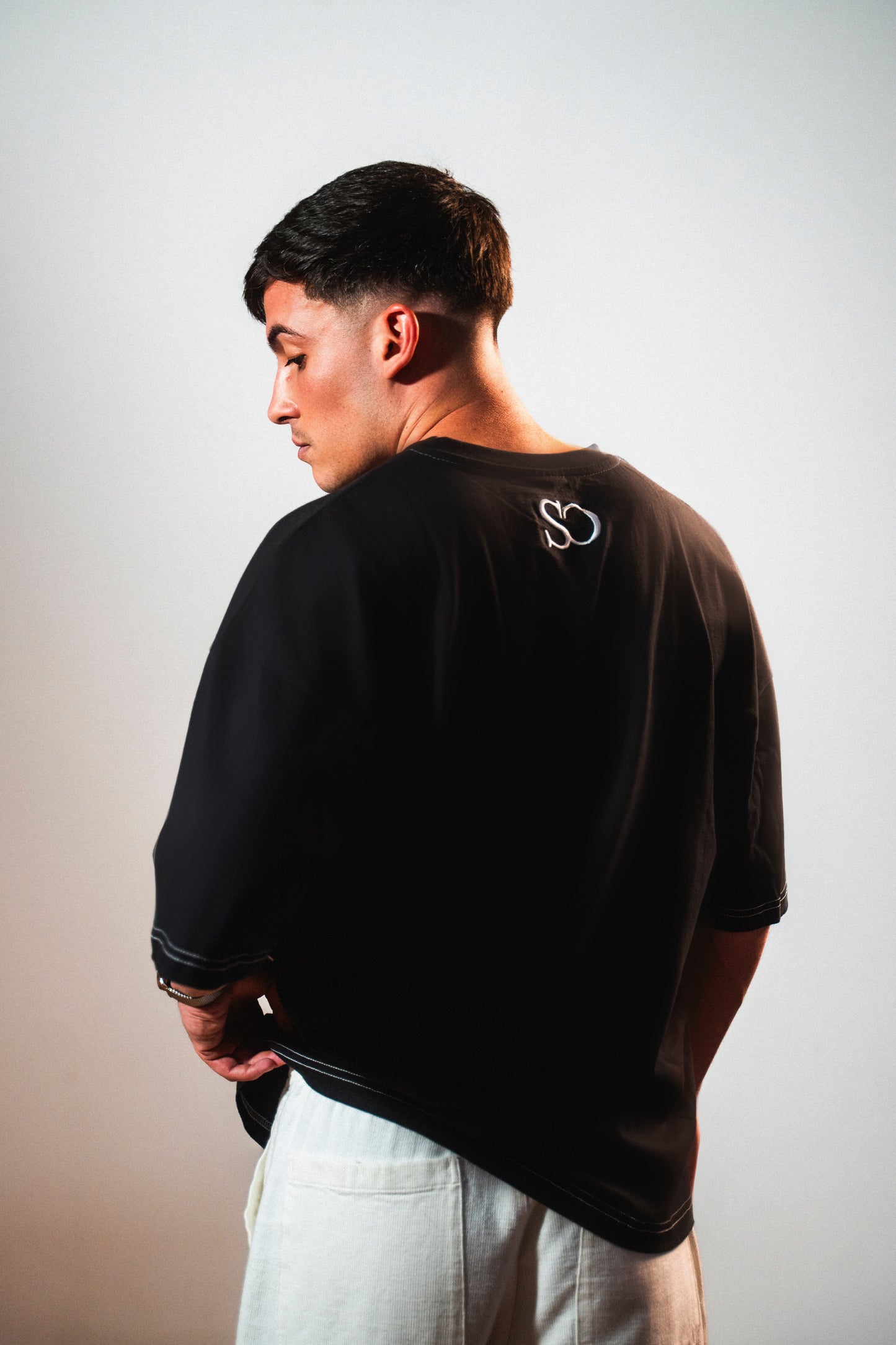 Camiseta DROP 001  — CUELLO NEGRO