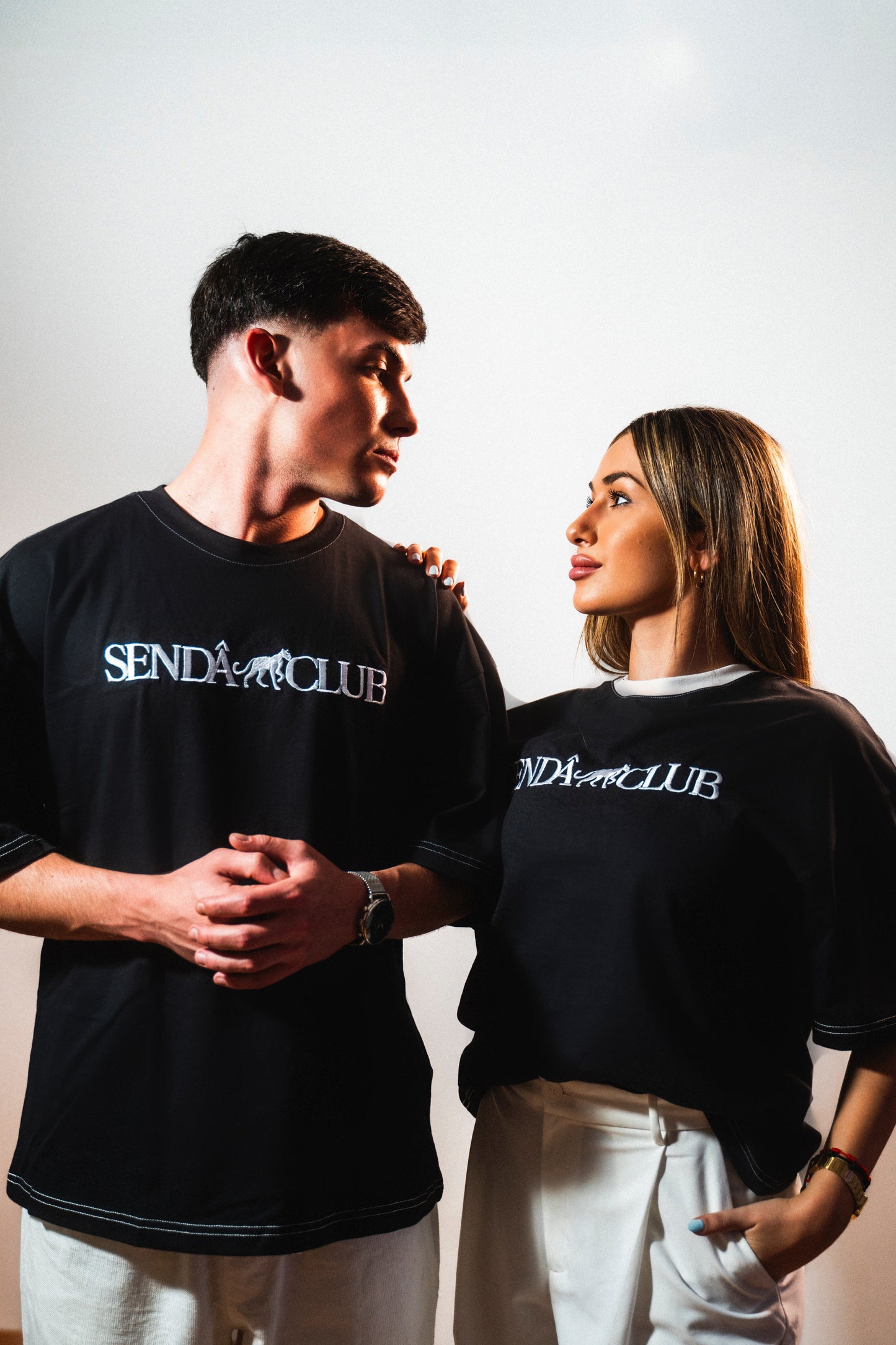 Camiseta DROP 001 — CUELLO BLANCO